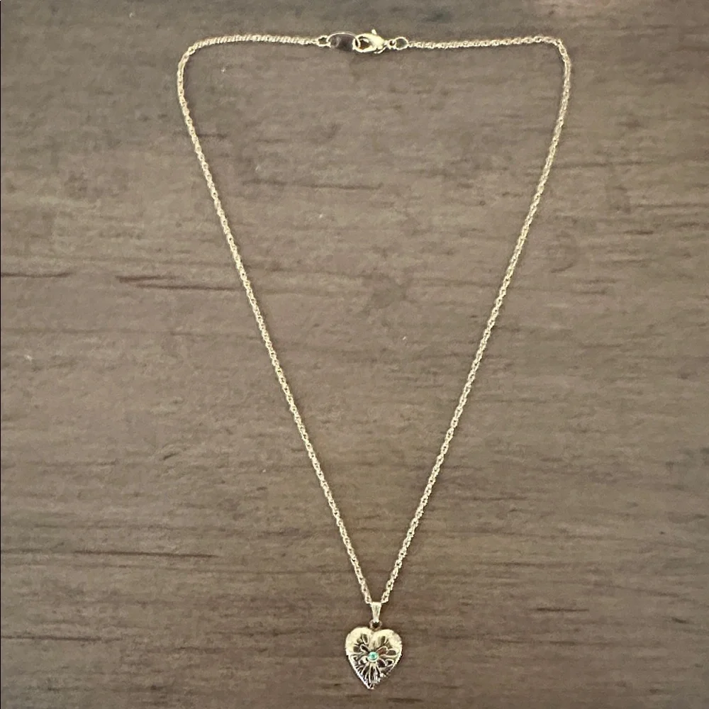 Vintage Avon Gold Tone Heart Locket Necklace Birthstone Peridot